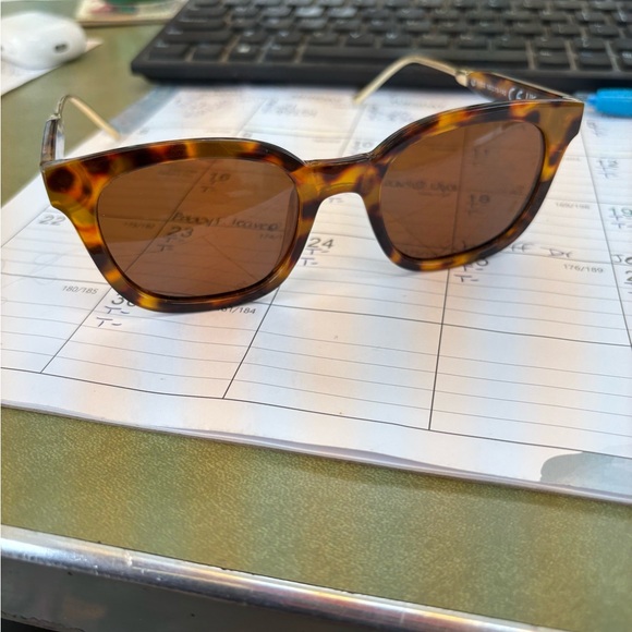 Accessories - Chic Tortoise Shell Sunglasses